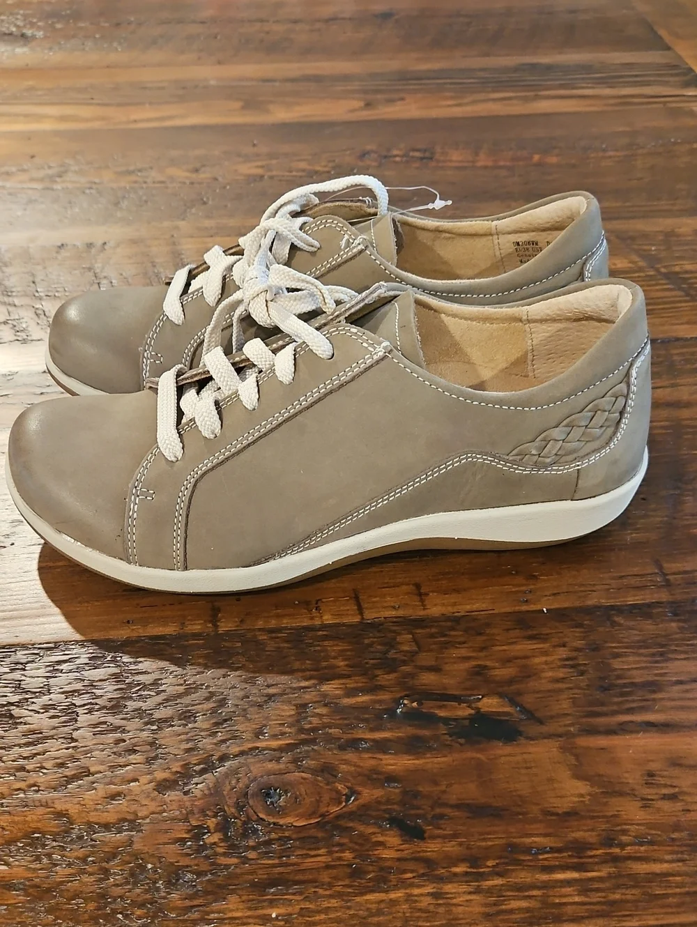 NWOB aetrex  Dana Women’s Taupe Casual Lace-Up Oxford  /Sneaker